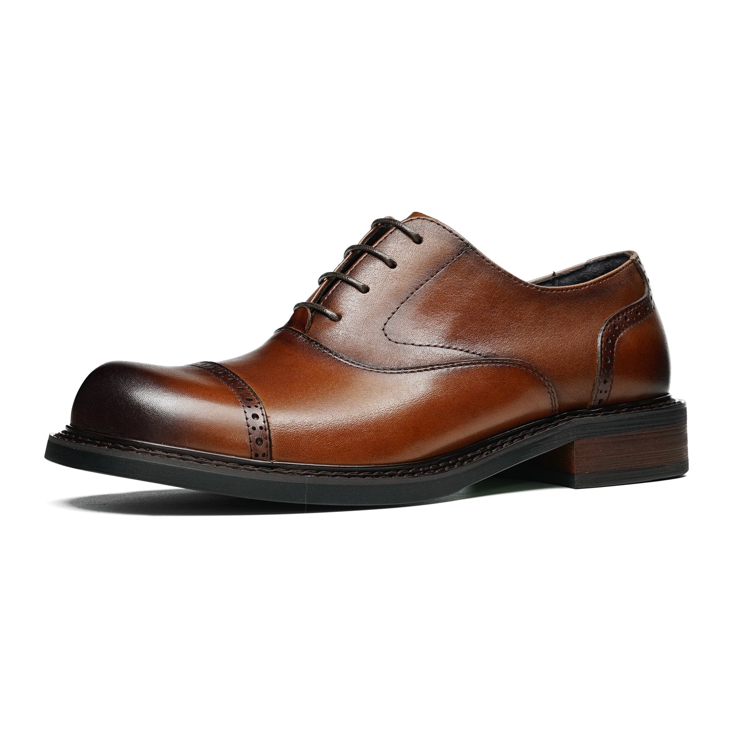 Men's Oxford Shoe Excellence: Spacious Toe Silhouette & Multi-Element Detailing