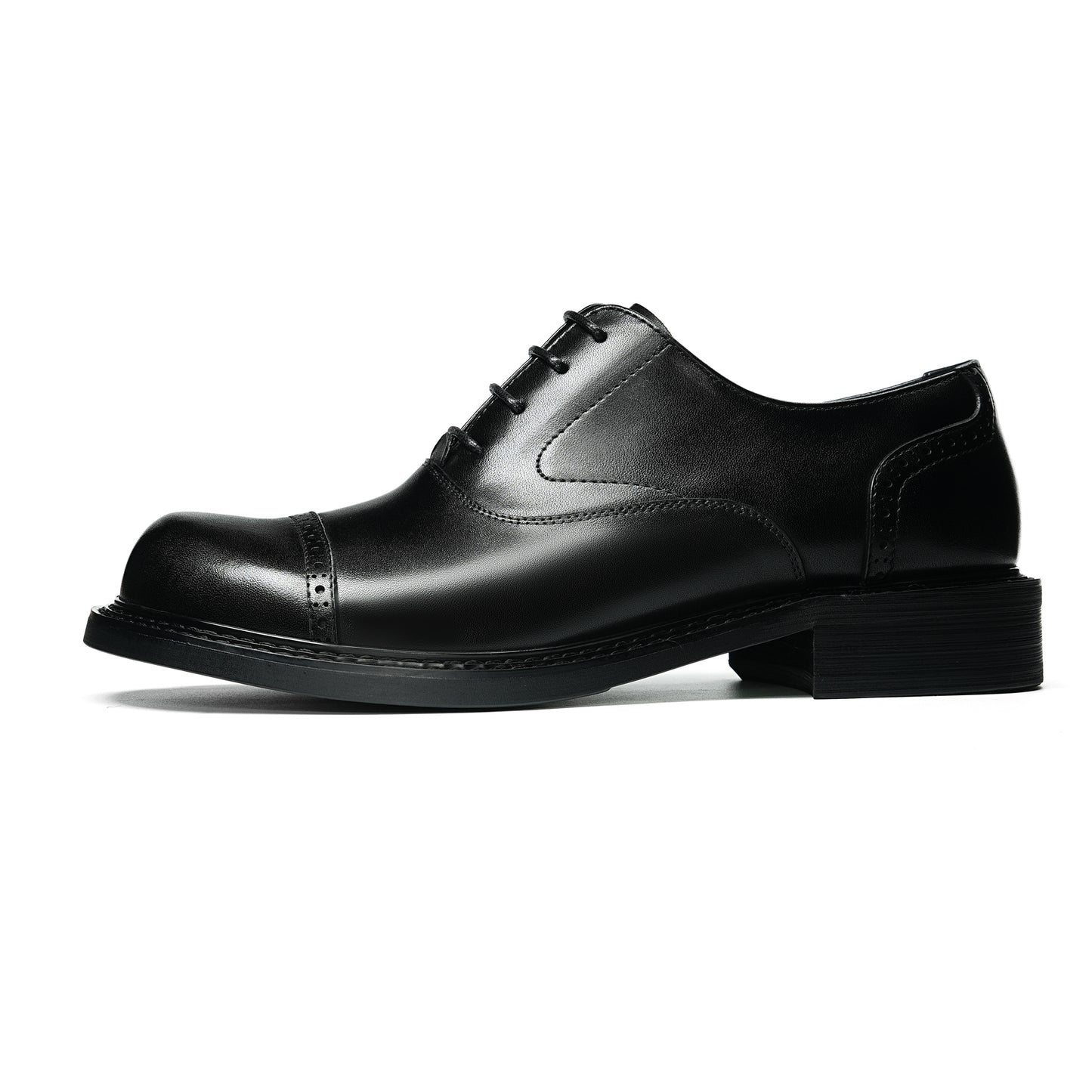 Men's Oxford Shoe Excellence: Spacious Toe Silhouette & Multi-Element Detailing