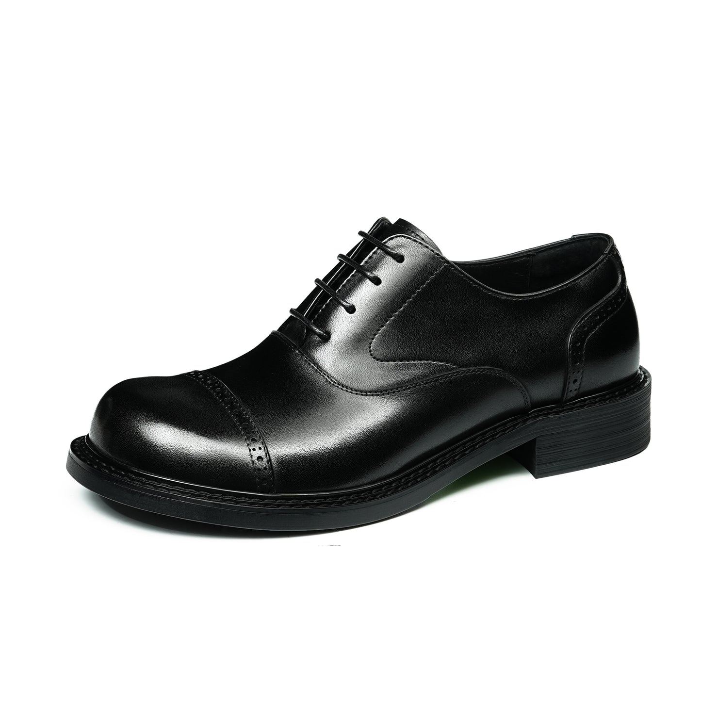 Men's Oxford Shoe Excellence: Spacious Toe Silhouette & Multi-Element Detailing