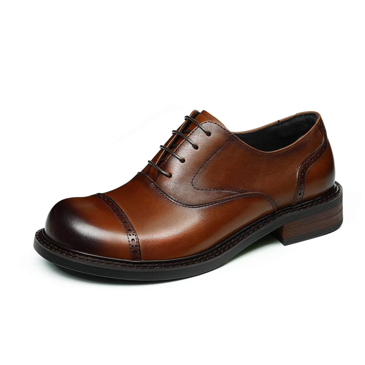 Men's Oxford Shoe Excellence: Spacious Toe Silhouette & Multi-Element Detailing