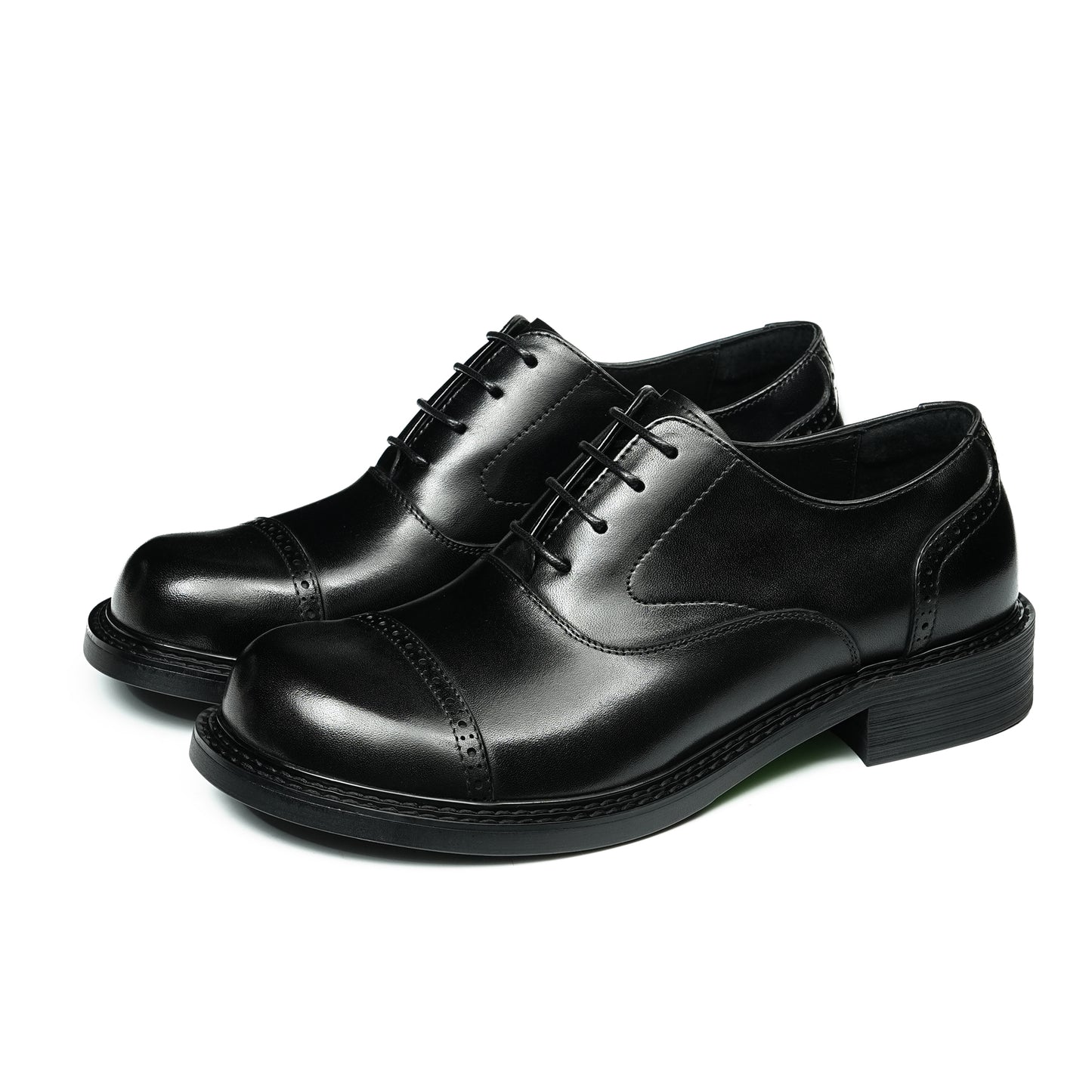 Men's Oxford Shoe Excellence: Spacious Toe Silhouette & Multi-Element Detailing