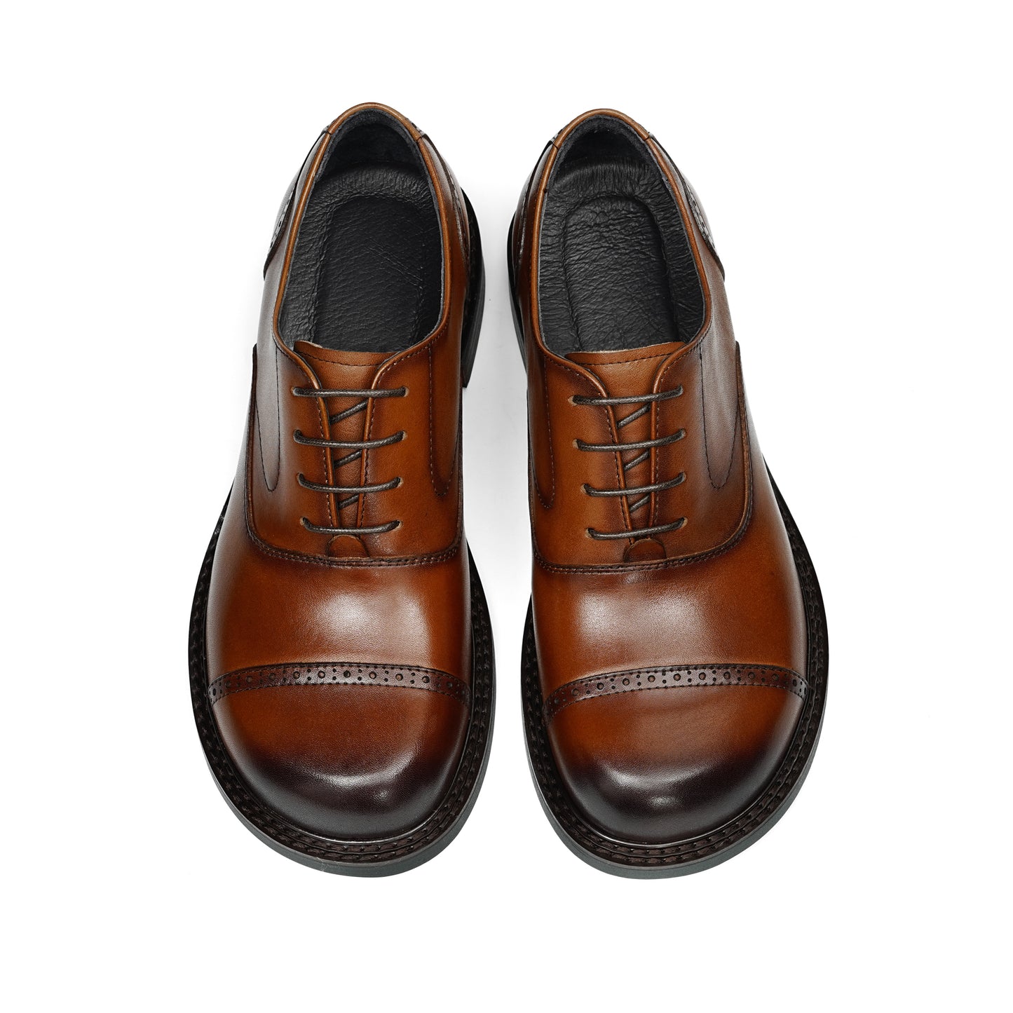 Men's Oxford Shoe Excellence: Spacious Toe Silhouette & Multi-Element Detailing