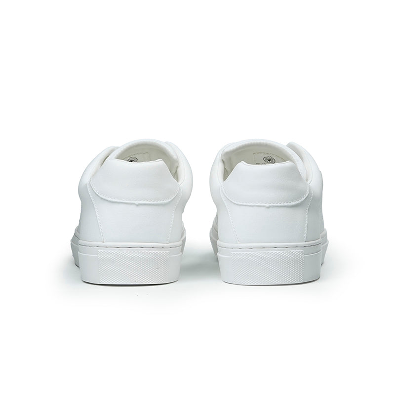 Classic Men's White Sneakers: Streamlined Comfort & Maintenance-Free Sophistication