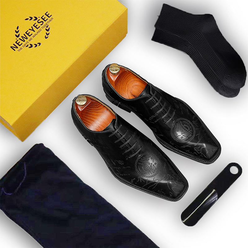 Men's Oxford Shoes - Diamond-Patterned Toe & Script Detailing