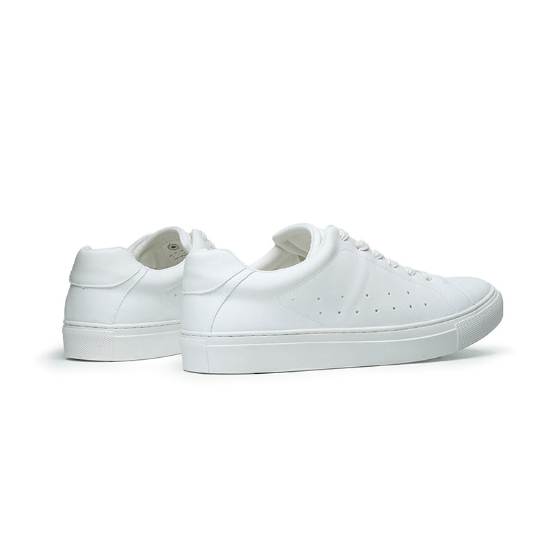 Classic Men's White Sneakers: Streamlined Comfort & Maintenance-Free Sophistication
