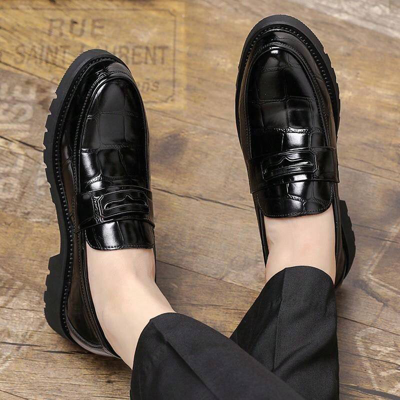 Men's Loafer Textured Design: Sculptural Buckle & Substantial Sole