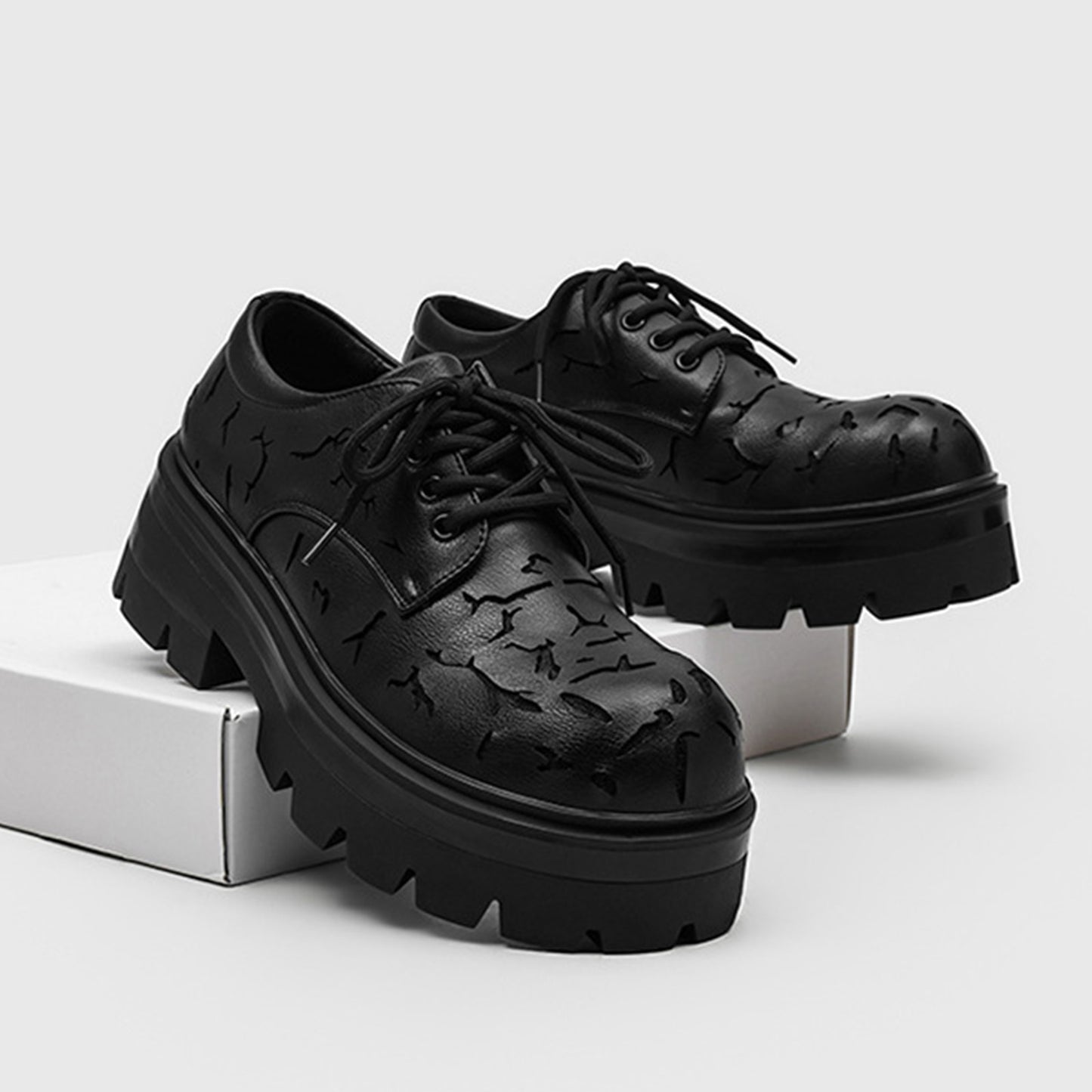 Men's Derbys Shoes: Artistic Cut-Out Pattern & Rugged Sole