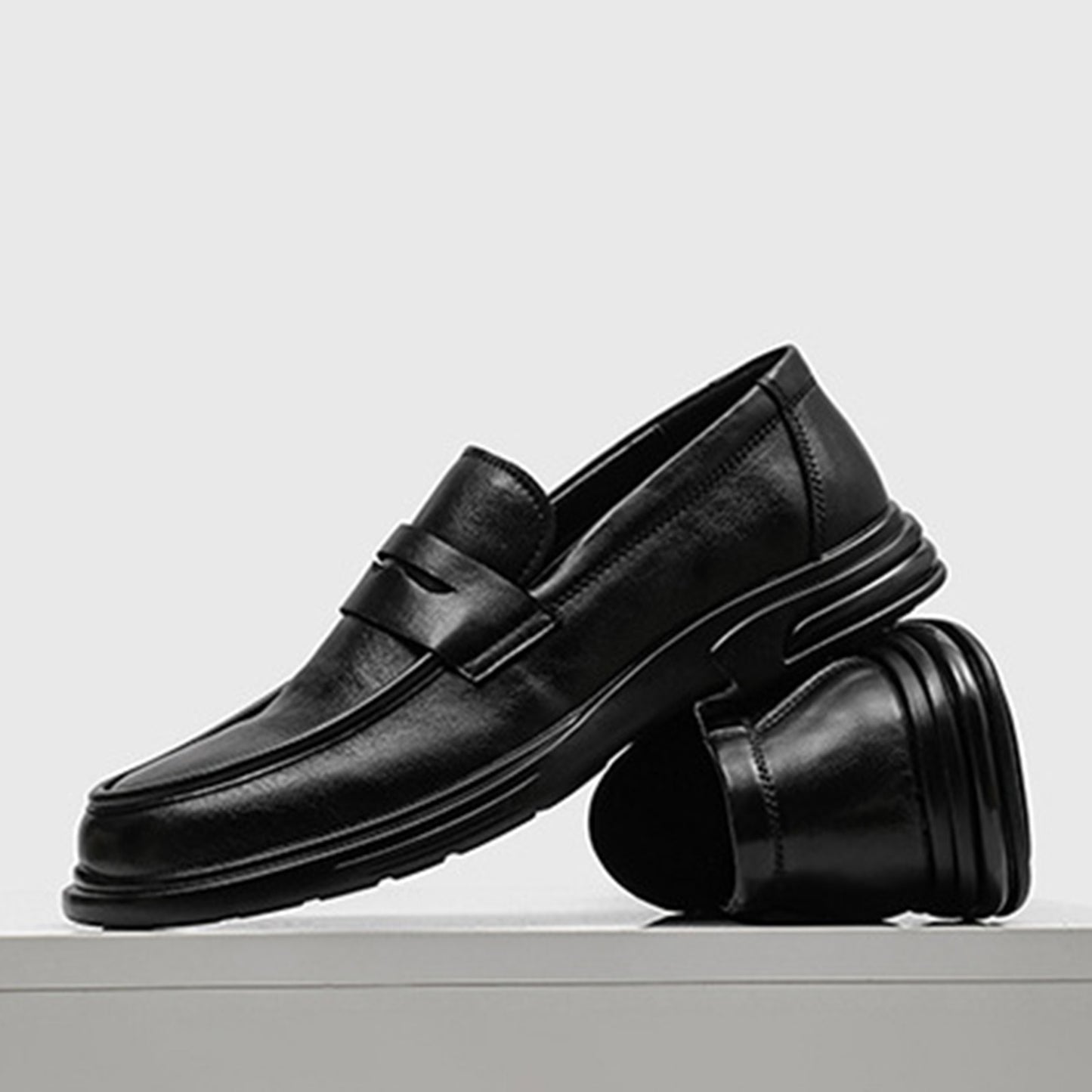 Men's Loafer Shoes Elegant Slip-On with a Clean Seam and Structured Sole