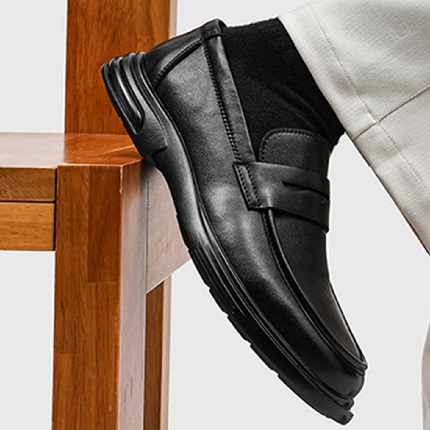 Men's Loafer Shoes Elegant Slip-On with a Clean Seam and Structured Sole