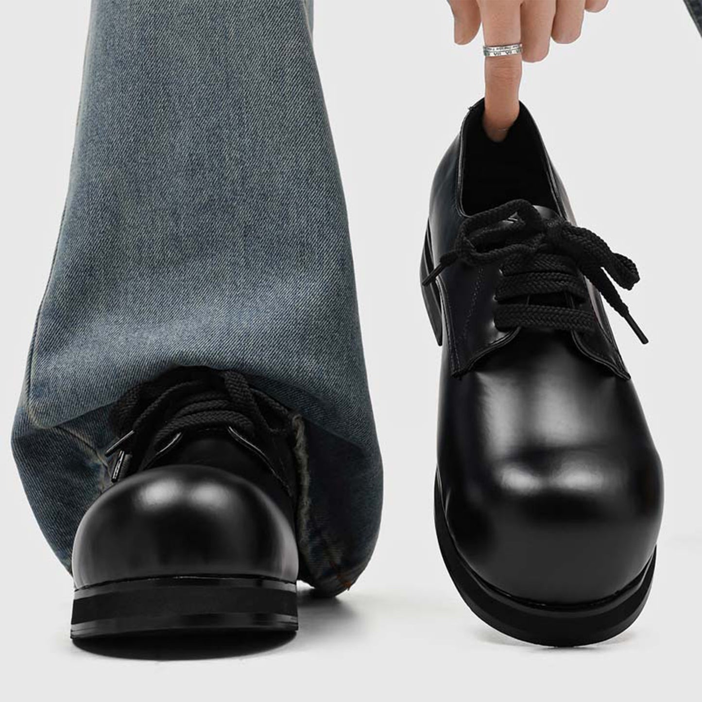 Men's Derby Shoes with a Distinct Rounded Toe & Glossy Finish