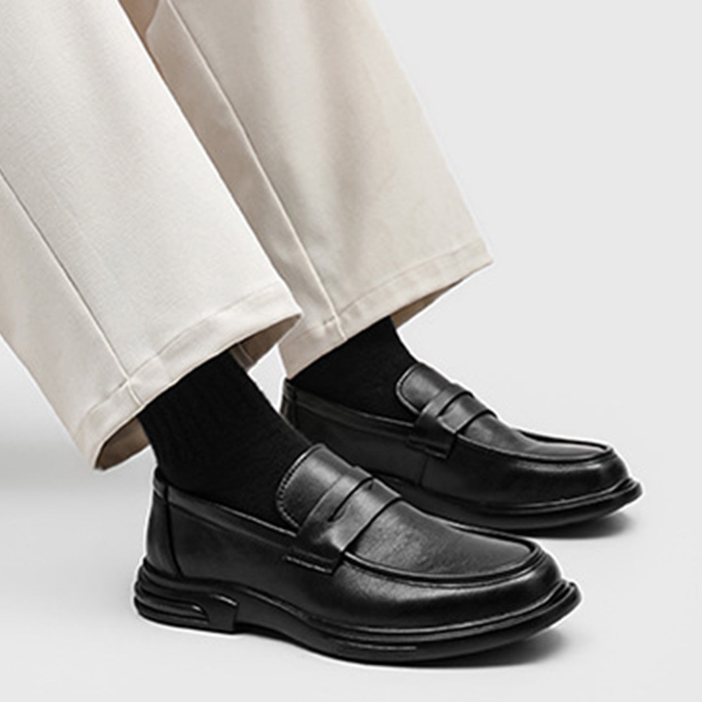 Men's Loafer Shoes Elegant Slip-On with a Clean Seam and Structured Sole
