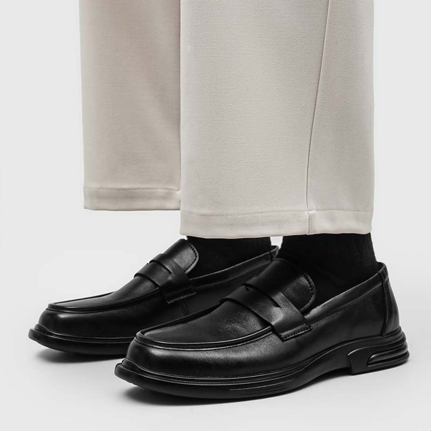 Men's Loafer Shoes Elegant Slip-On with a Clean Seam and Structured Sole