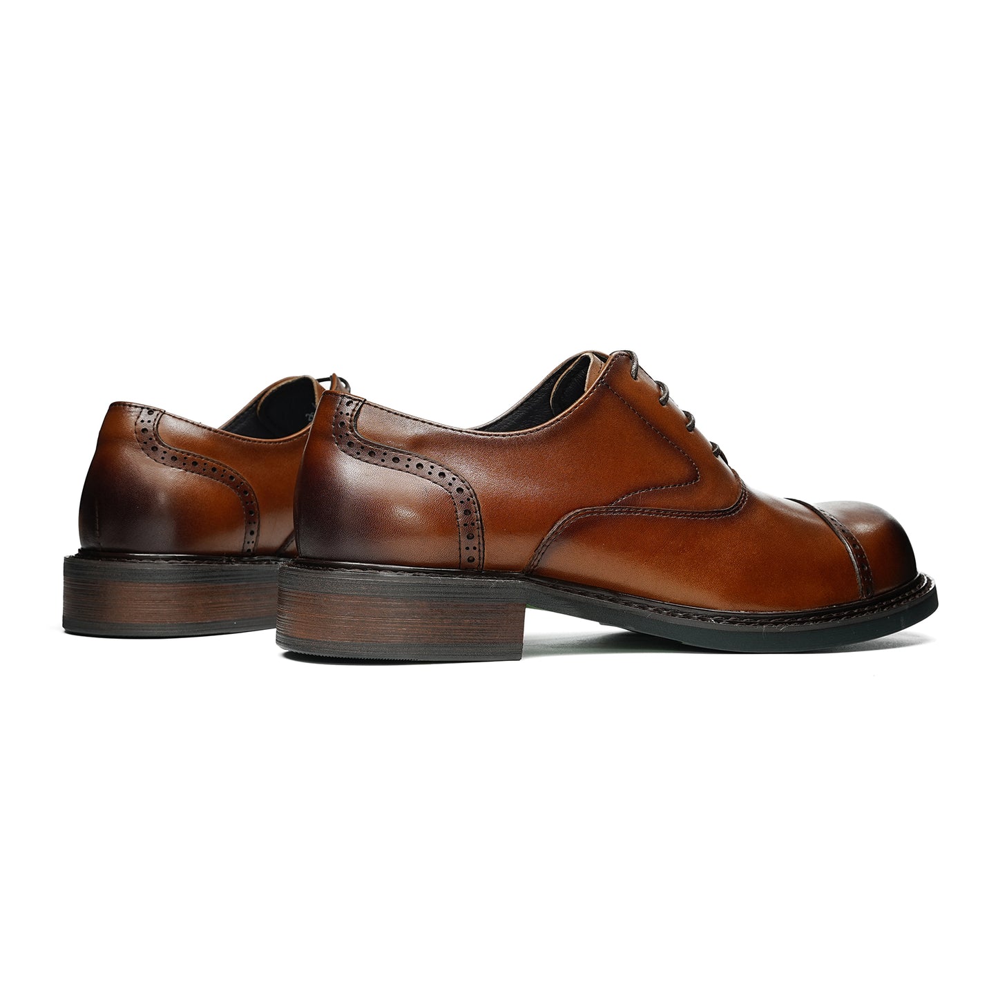 Men's Oxford Shoe Excellence: Spacious Toe Silhouette & Multi-Element Detailing