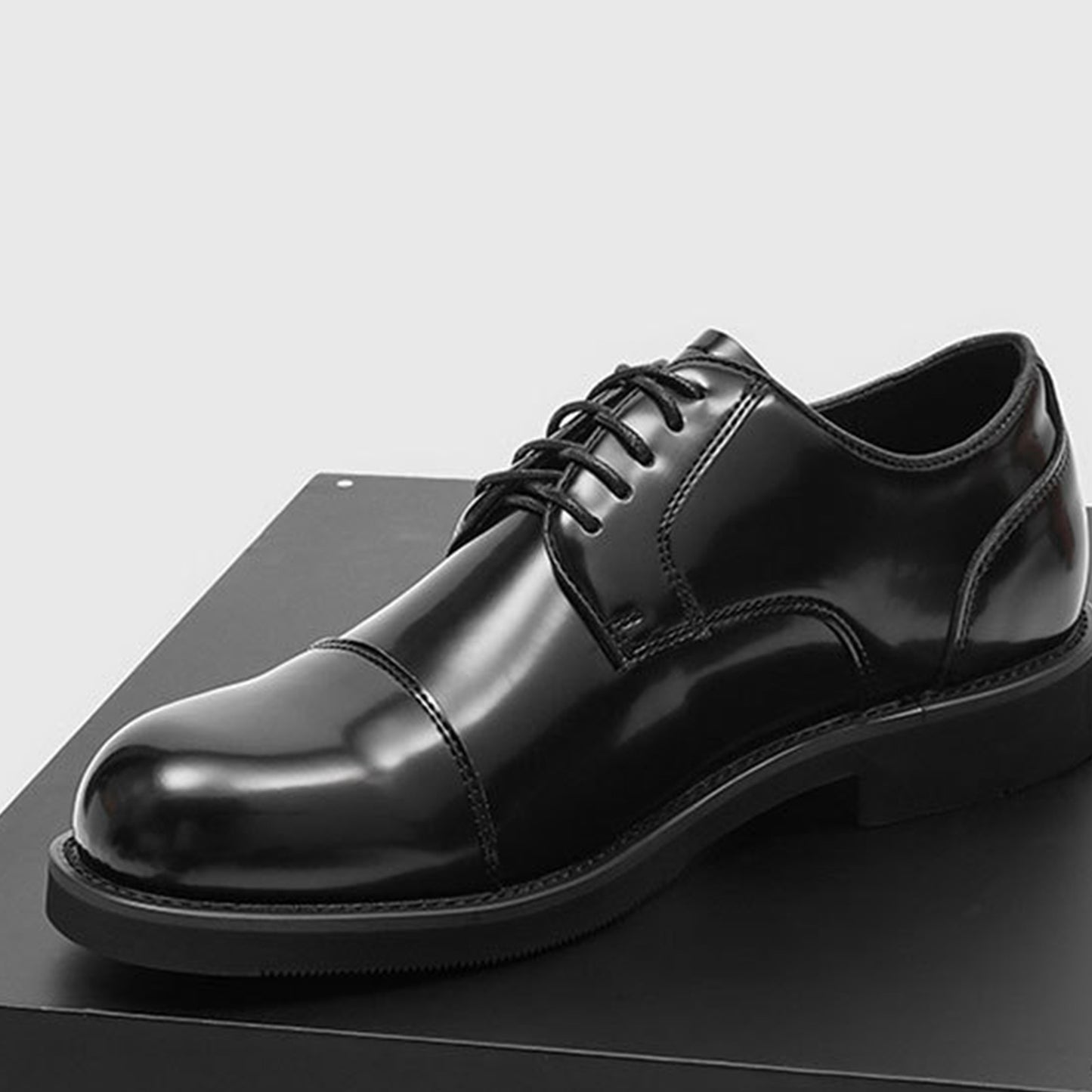 Classic Men's Derby Shoes Cap-Toe with a Polished Finish