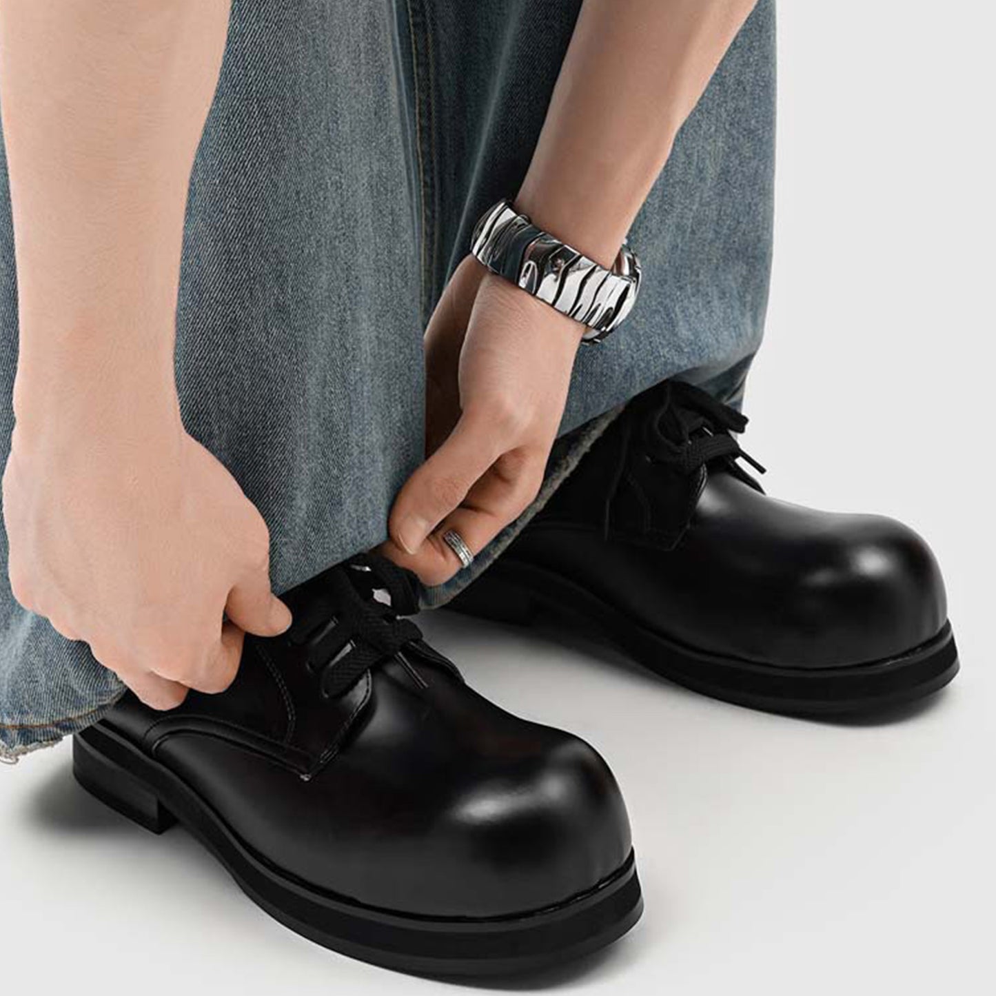 Men's Derby Shoes with a Distinct Rounded Toe & Glossy Finish