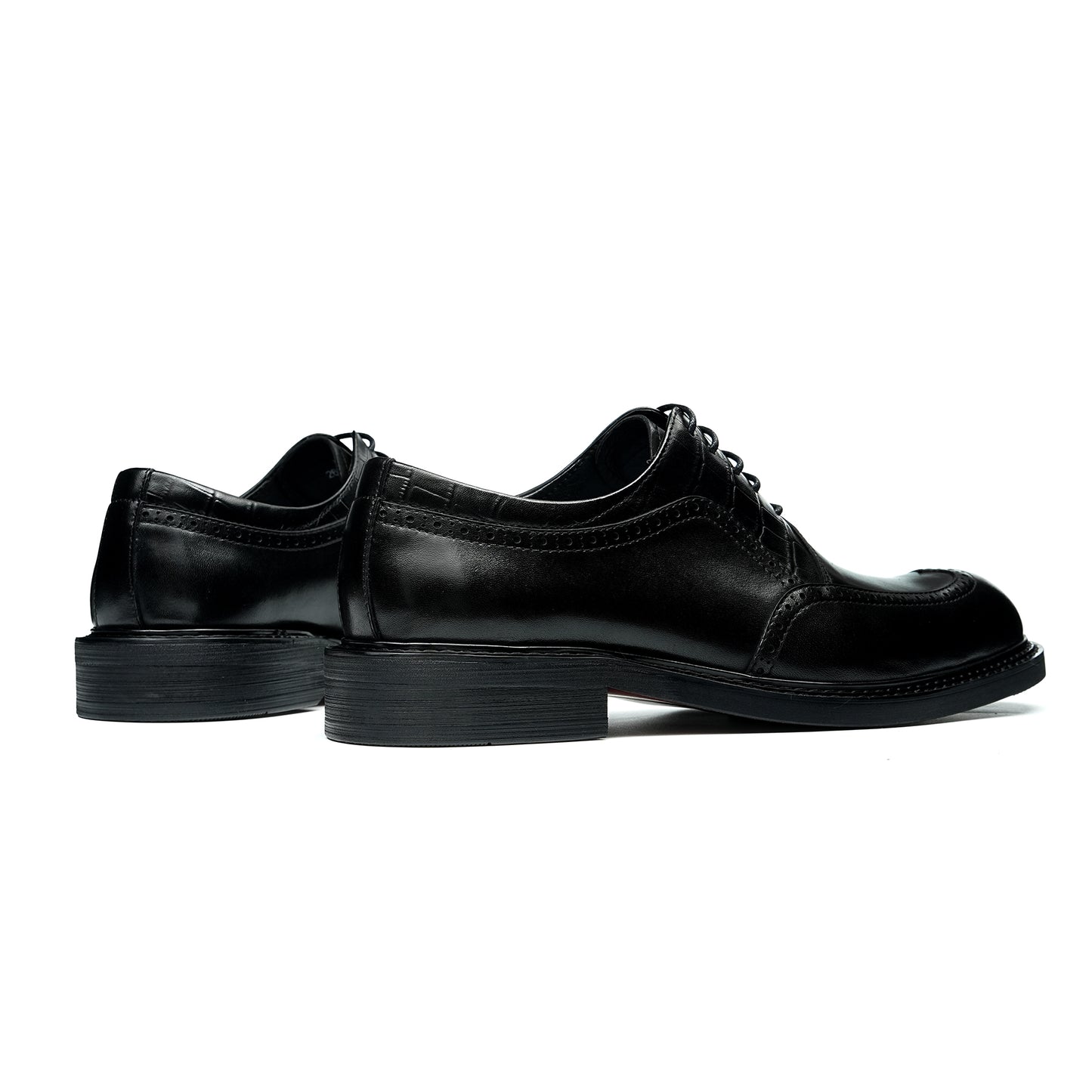 Men's Oxford Shoes: Artisan Broguing & Textured Accent Detailing
