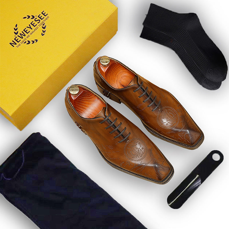 Men's Oxford Shoes - Diamond-Patterned Toe & Script Detailing