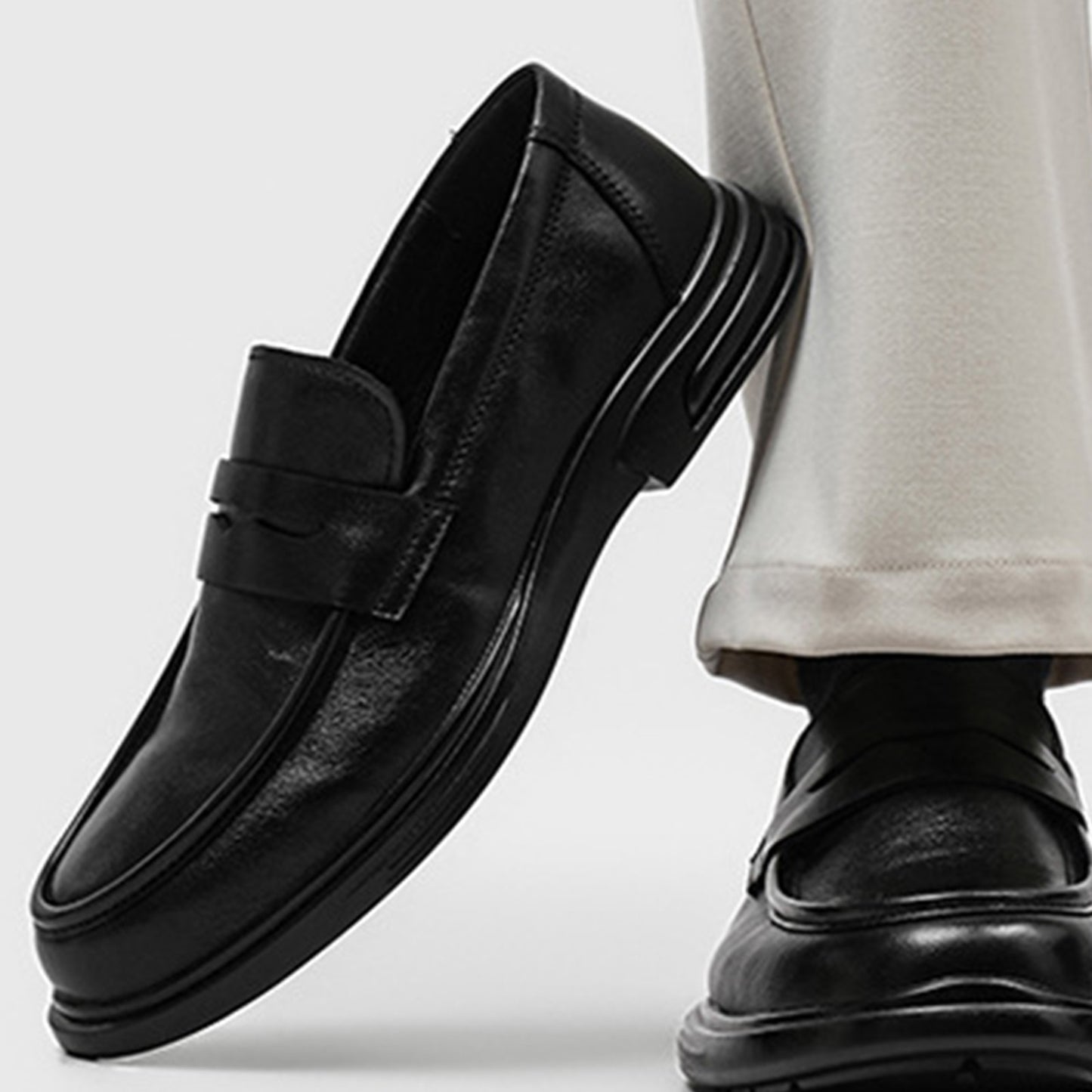 Men's Loafer Shoes Elegant Slip-On with a Clean Seam and Structured Sole