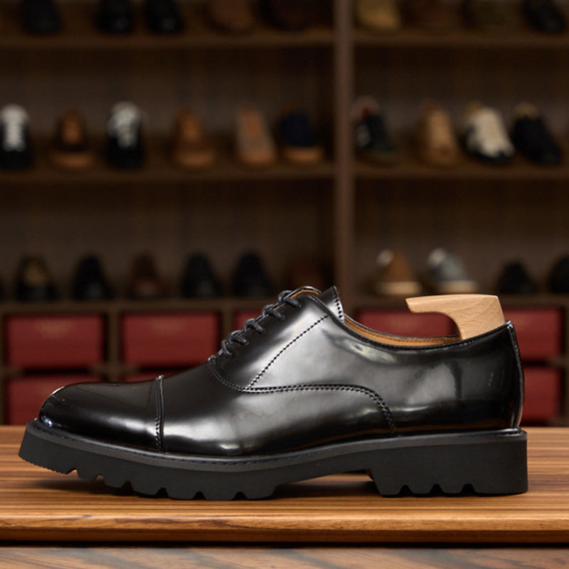 Refined Men's Oxford Shoes: Mirror Shine & Structured Toe Design