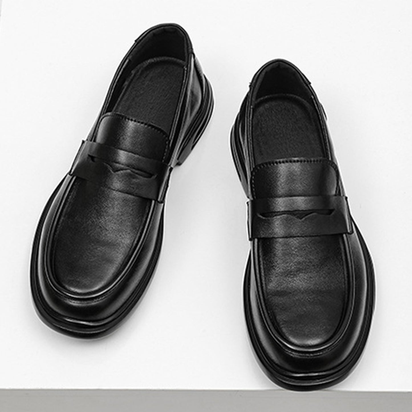 Men's Loafer Shoes Elegant Slip-On with a Clean Seam and Structured Sole